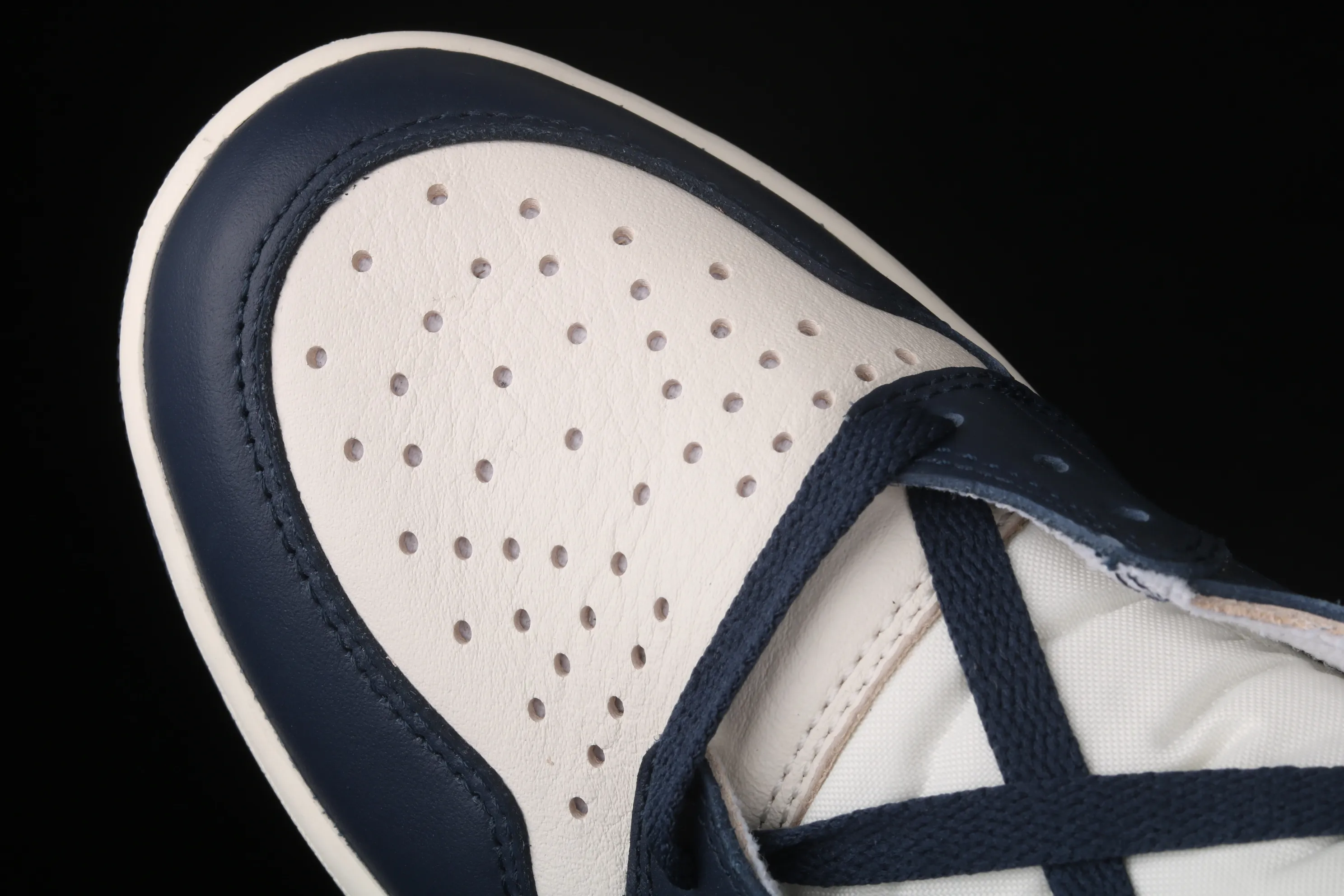 All categories Air Jordan Jordan series basketball shoes Air Jordan 1 High pure original version Air Jordan 1 AJ1 black and blue toe Joe 1 obsidian North Carolina blue 555088-140